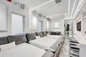 3 chambres, coffres-forts dans les chambres, fer et planche à repasser