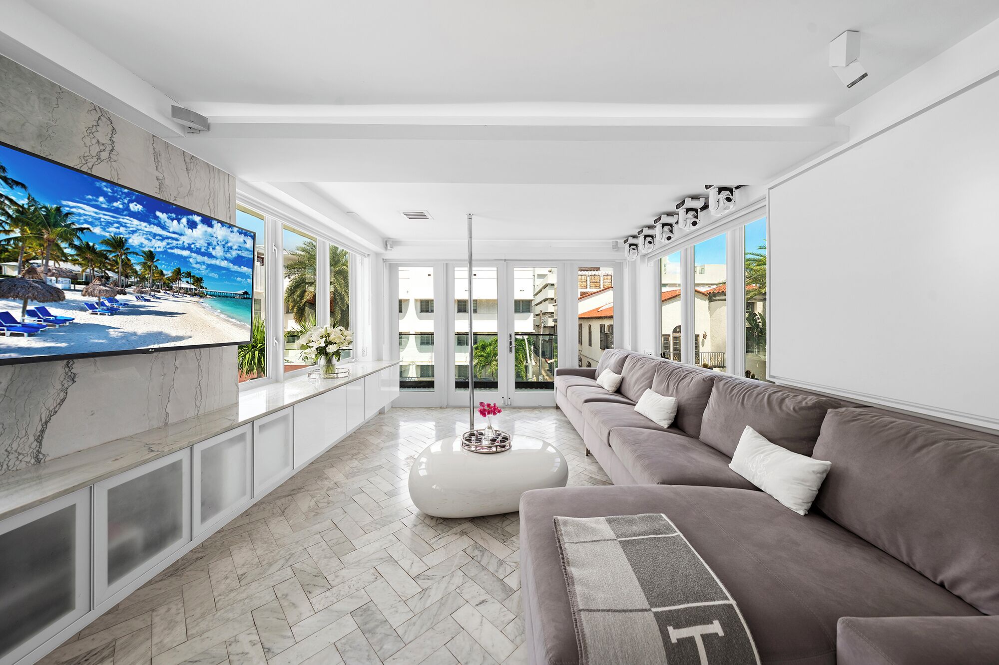 TV connectée, livres, médiathèque, vidéothèque