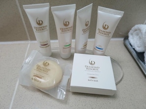 Shower, bidet, towels, toilet paper - LARGE LUXURY APARTMENT HILTON VACATION BEACHFRONT CARAIBES (Simpson Bay)