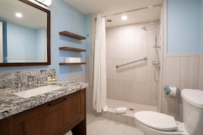 Douche, bidet, serviettes fournies, papier toilette