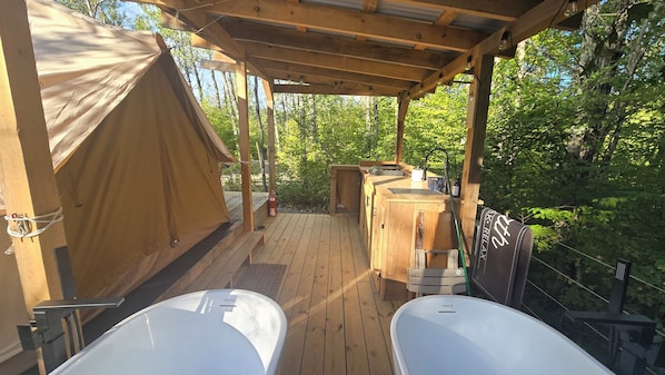 Outdoor spa tub