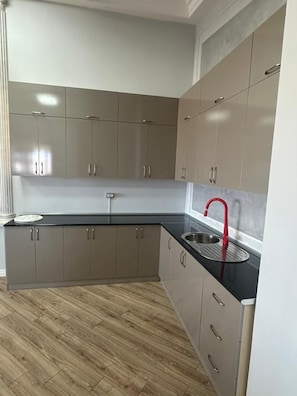 Comfort-huoneisto, kaupunkinäköala | Yksityinen keittiö | Mikroaaltouuni, liesi, keittoastiat/astiat/ruokailuvälineet