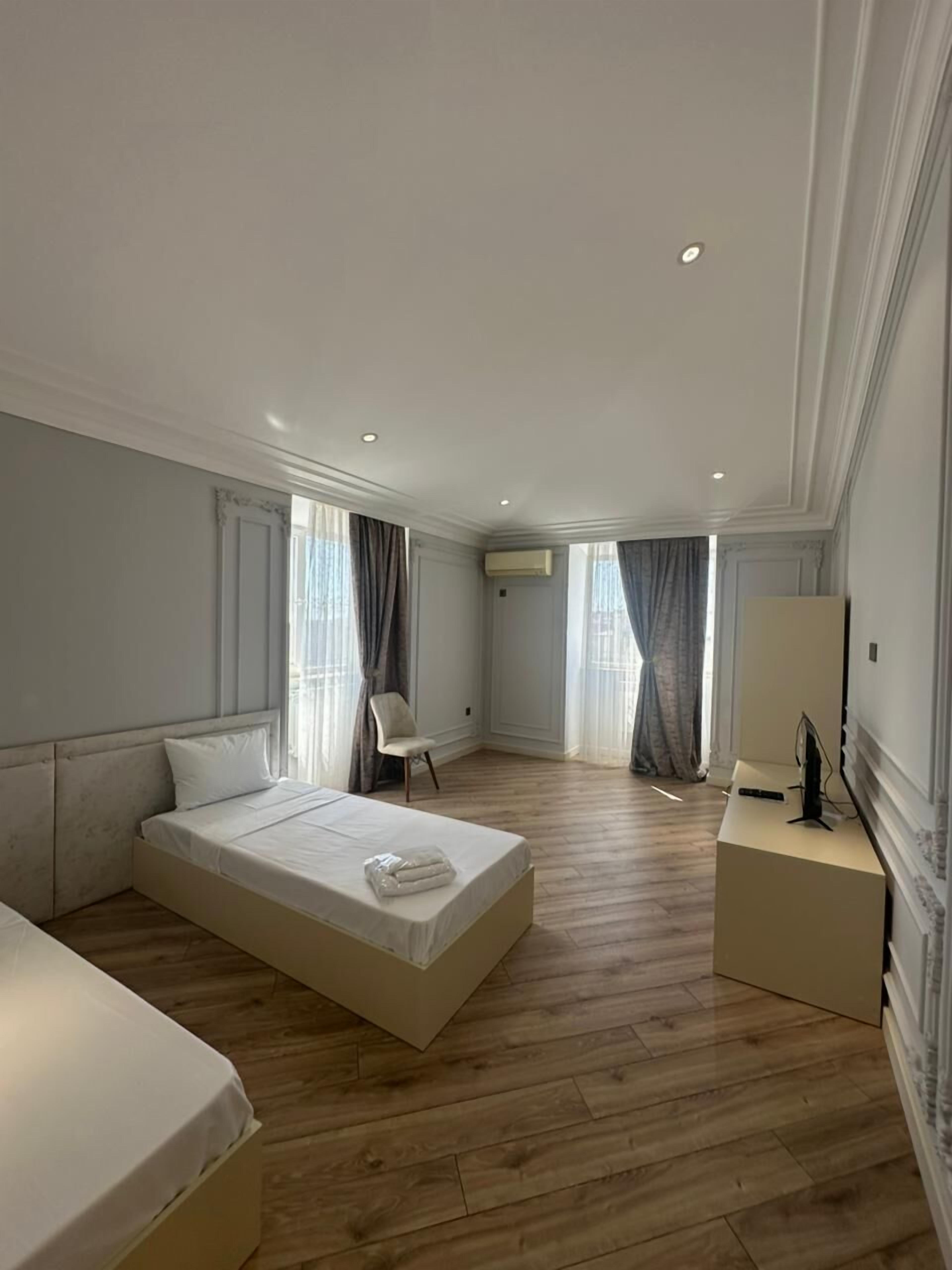 Comfort Apartment, City View | Bathroom | Free toiletries, hair dryer, slippers, towels