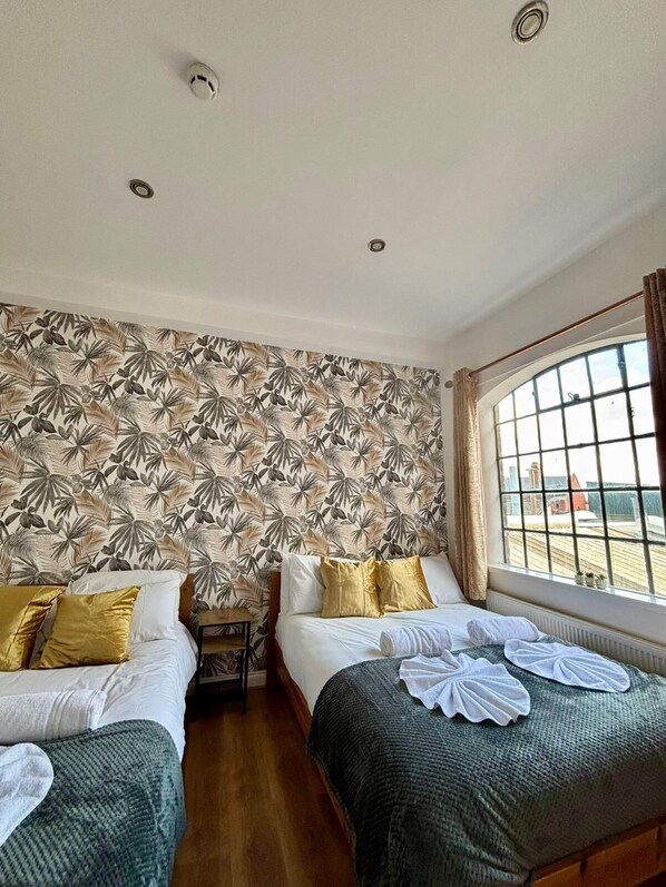 3 habitaciones, tabla de planchar con plancha, wifi y ropa de cama 