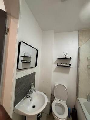 Ducha, secador de pelo, toallas, jabón