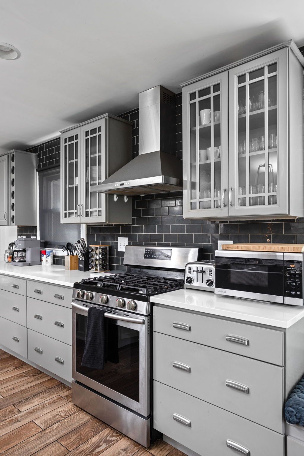 Microondas, horno, placa de cocina y lavavajillas