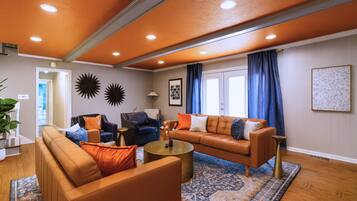 Televisión y chimenea