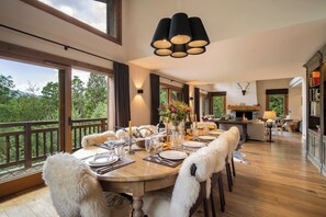 Royal Chalet, Garden View | In-room dining