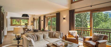 Chalet royal, vue sur le jardin | Aire de séjour