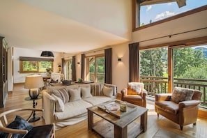 Royal Chalet, Garden View | Living area