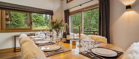 Royal-Chalet, Gartenblick | Essbereich im Zimmer