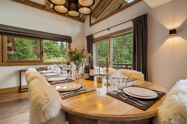 Royal Chalet, Garden View | In-room dining