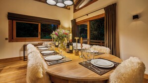 Royal Chalet, Garden View | Makan dalam bilik