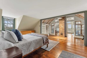 4 bedrooms, desk, iron/ironing board, Internet - Whitford House Historic Retreat, sweeping views (Addison)