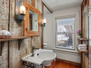 シャワー、ヘアドライヤー、バスローブ、タオル