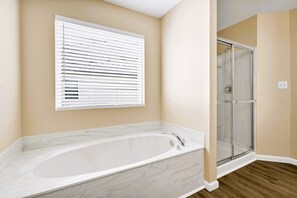 Douche, séchoir à cheveux, serviettes fournies, savon