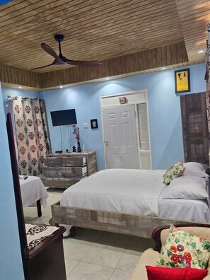 1 habitación, tabla de planchar con plancha, wifi y ropa de cama 