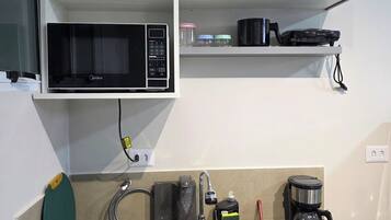 Refrigerador, microondas, parrilla de estufa y cafetera y tetera