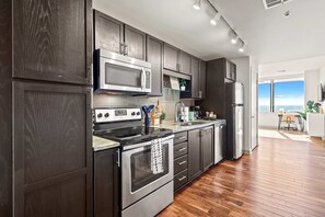 ثلاجة، ميكروويف، فرن، موقد طهي مسطح