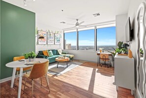 تلفزيون، مدفأة، مكتب