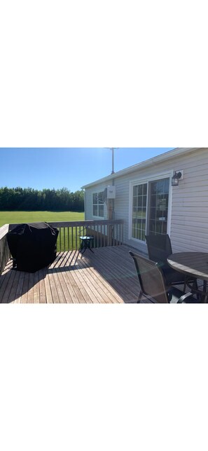 Outdoor dining - Private cottage to enjoy while taking in a view of the Darnley basin! (Kensington)