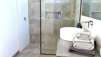 SĂšche-cheveux, serviettes fournies, savon, papier toilette