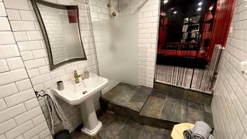 Douche, sĂšche-cheveux