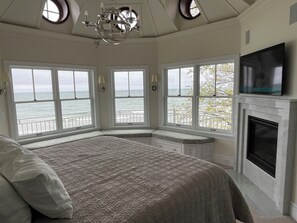 5 habitaciones, tabla de planchar con plancha y acceso a internet