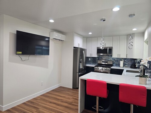 New Luxury apartment with AC / Free parking