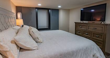 Andover · 4800 sf 4BR Escape w/ Speakeasy, Hot Tub