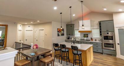 Andover · 4800 sf 4BR Escape w/ Speakeasy, Hot Tub