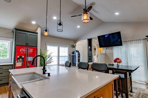 Andover · 4800 sf 4BR Escape w/ Speakeasy, Hot Tub