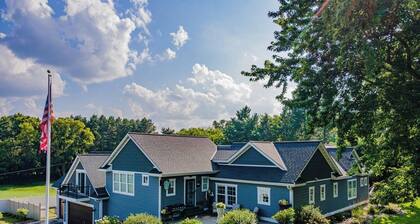Andover · 4800 sf 4BR Escape w/ Speakeasy, Hot Tub