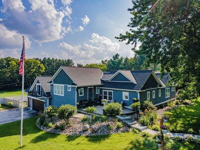 Andover · 4800 sf 4BR Escape w/ Speakeasy, Hot Tub