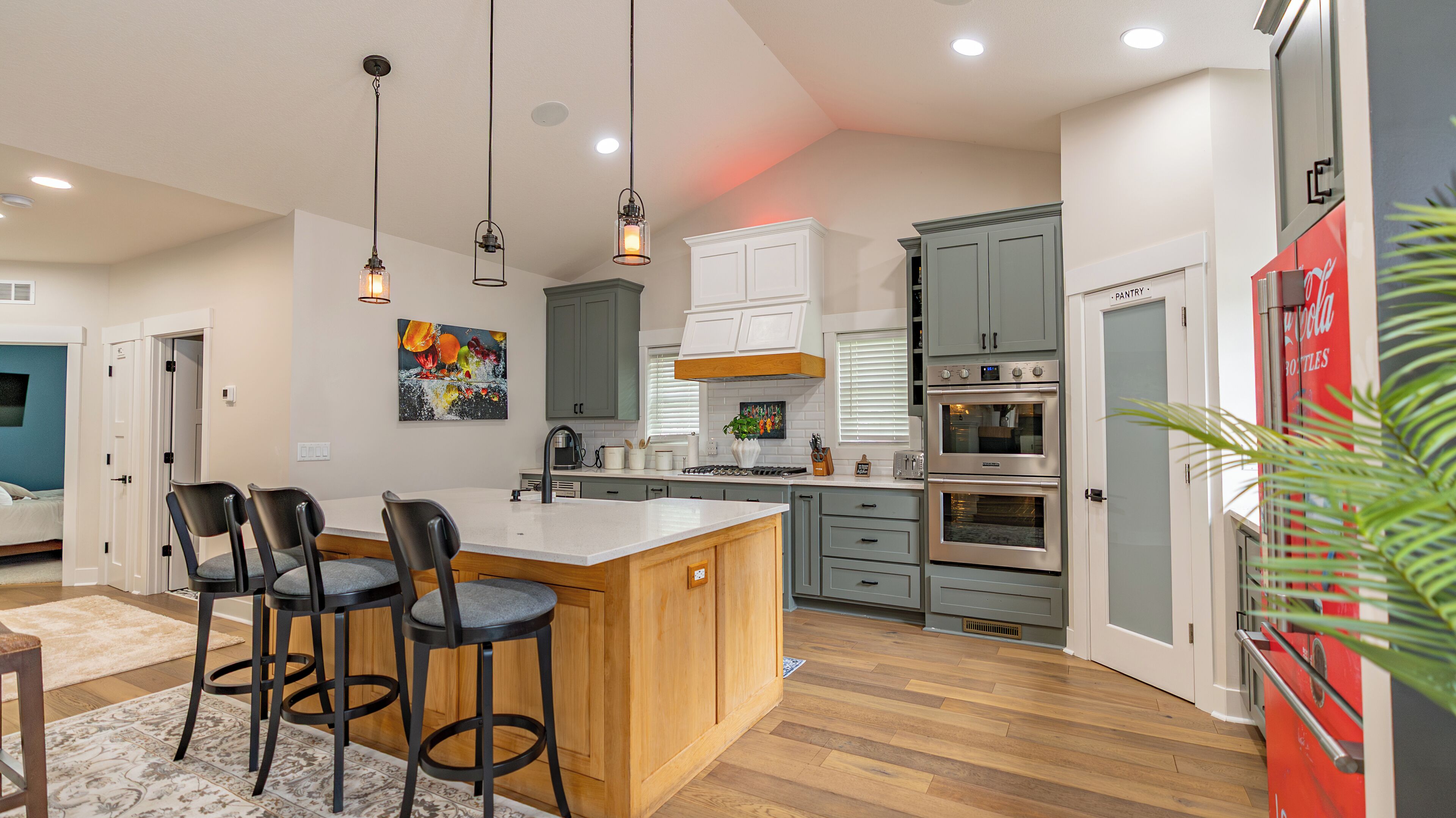 Kylskåp, mikrovågsugn, ugn och spishäll