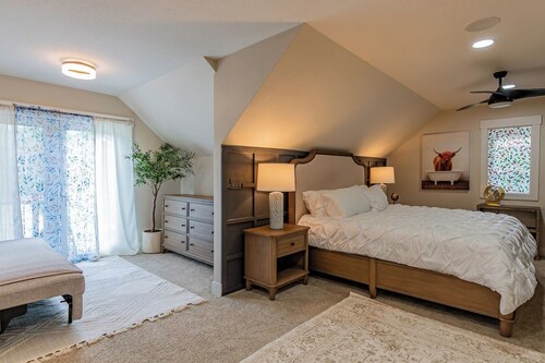 Andover · 4800 sf 4BR Escape w/ Speakeasy, Hot Tub