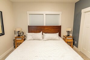 Escritorio, tabla de planchar con plancha, wifi gratis y ropa de cama