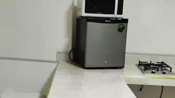 Microwave, stovetop, dishwasher, coffee/tea maker