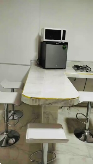 Microwave, stovetop, dishwasher, coffee/tea maker