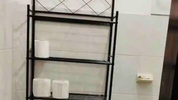 Douche, sèche-cheveux, serviettes fournies, savon