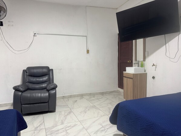 1 chambre, fer et planche à repasser, accès au Wi-Fi (inclus)