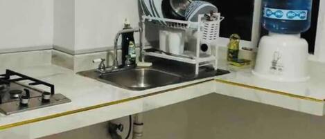 Micro-ondas, cooktop, lava-louças, cafeteira/chaleira