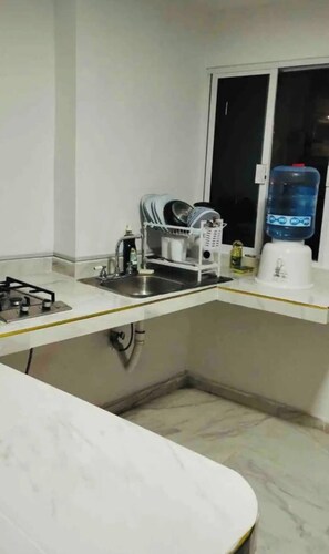 Microwave, stovetop, dishwasher, coffee/tea maker