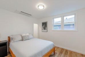 3 habitaciones, escritorio, tabla de planchar con plancha y wifi