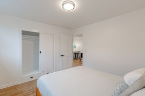 3 bedrooms, desk, iron/ironing board, WiFi