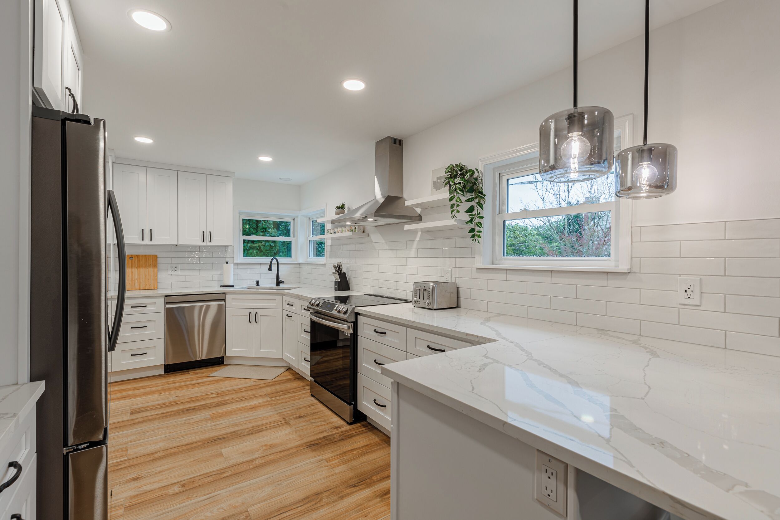 Kylskåp, mikrovågsugn, ugn och spishäll