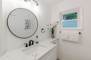 Secador de pelo, toallas, jabón, shampoo