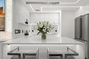 Kühlschrank, Mikrowelle, Herdplatte, Wasserkocher mit Kaffee-/Teezubehör