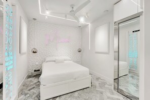 1 chambre, coffres-forts dans les chambres, fer et planche à repasser