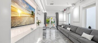 Versace Mansion Neighbor (Floor 1) Sleeps 9